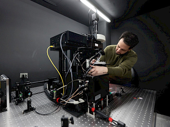 Profesor Víctor Cornejo con alumnos de la FCB.- Créditos César Dellepianes