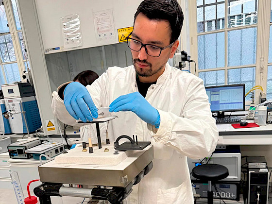 Investigador Luis Herran en un laboratorio