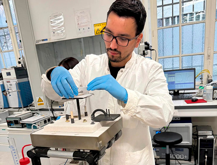 Investigador Luis Herran en un laboratorio