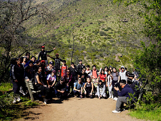 Participantes del taller "Exploradores del riesgo" en un cerro.