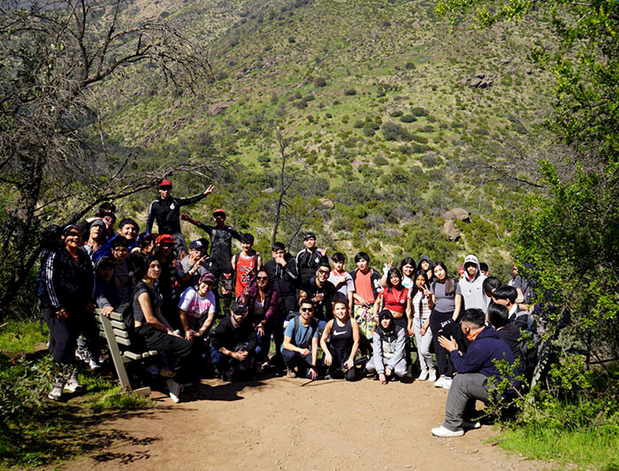 Participantes del taller "Exploradores del riesgo" en un cerro.