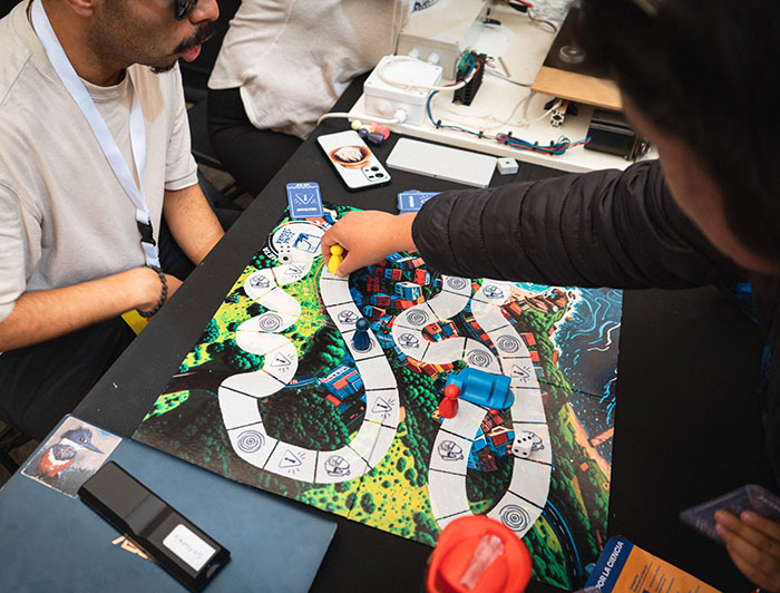 Dos persoans jugando al juego de mesa Kay-Kay: Conociendo el riesgo de tsunamis.