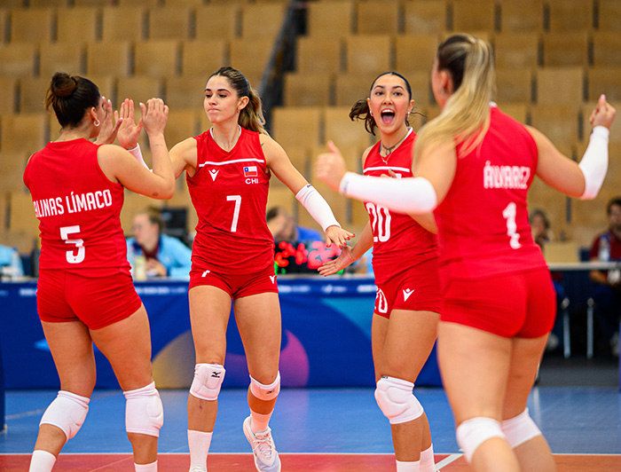 Equipo chileno de Vóleibol celebrando.