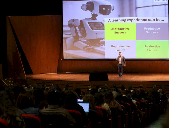 Expositor Peter Felten en seminario de Innovación e Investigación Docente