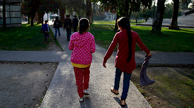 Niñas caminando