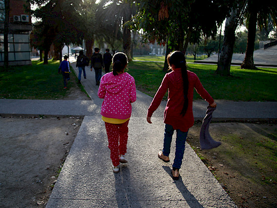 Niñas caminando