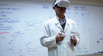 Investigador utilizando equipo de realidad virtual.