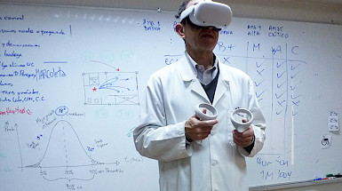 Investigador utilizando equipo de realidad virtual.