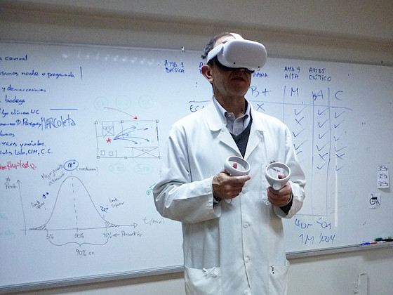 Investigador utilizando equipo de realidad virtual.