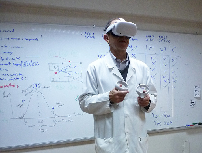 Investigador utilizando equipo de realidad virtual.