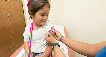 Niña en el doctor.- Foto: Pexels