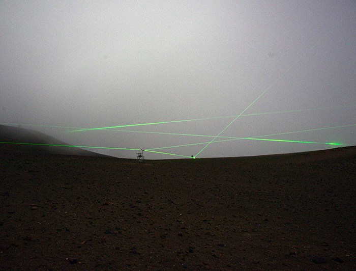 Rayos láser en medio de la niebla