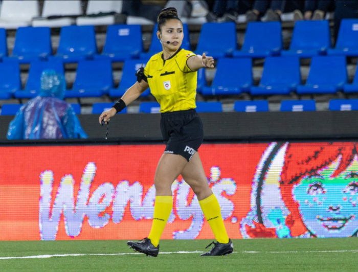 imagen correspondiente a la noticia: "Deporte, pedagogía y constancia: Alumna UC dirigió partido inaugural del estadio Claro Arena"