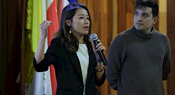 Estudiante china presentando durante el concurso.