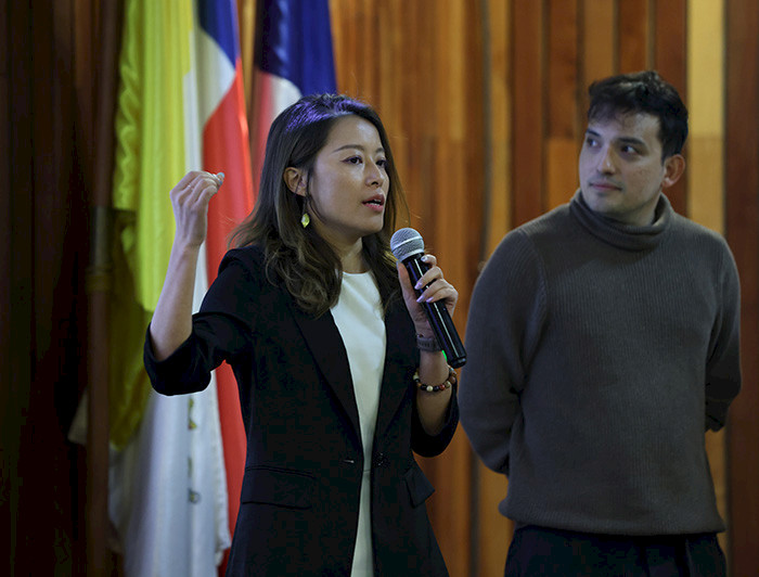Estudiante china presentando durante el concurso.