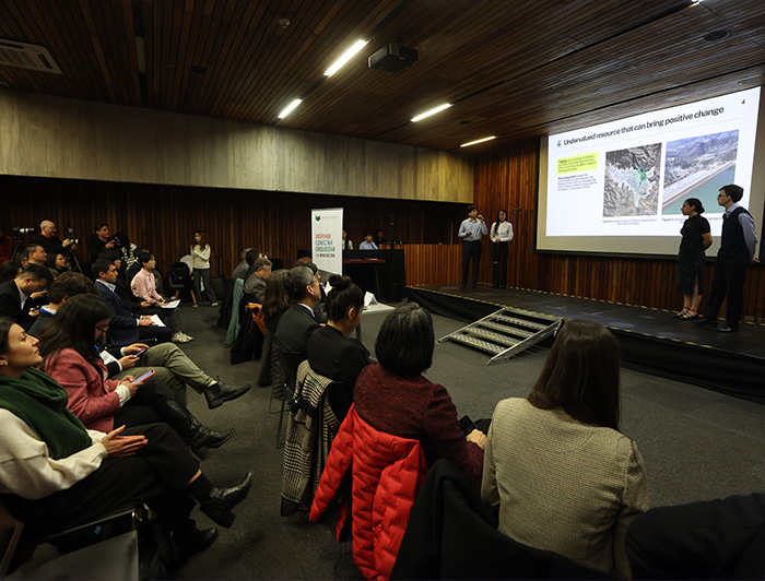Estudiantes realizan su presentación durante el concurso. 