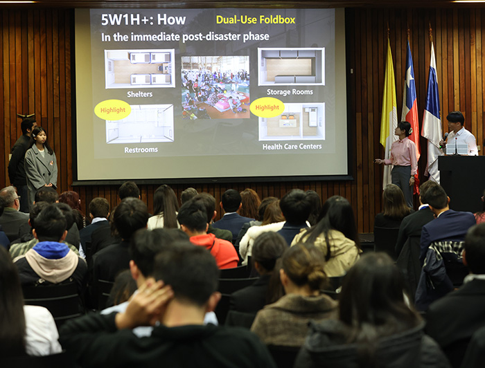 Estudiantes realizan su presentación durante el concurso. 