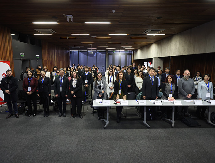 Autoridades, miembro del comité evaluador, estudiantes y público asistente al concurso. 