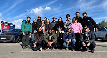 Grupo de nueve estudiantes, cinco profesores y tres integrantes de la Pastoral UC