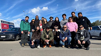 Grupo de nueve estudiantes, cinco profesores y tres integrantes de la Pastoral UC