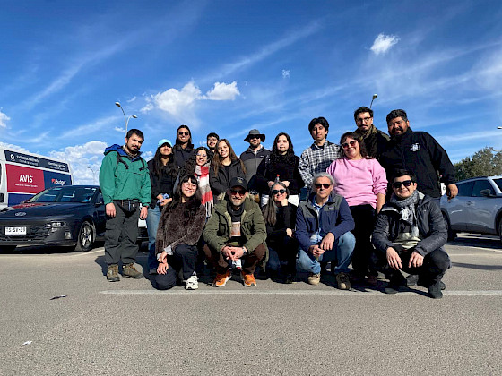 Grupo de nueve estudiantes, cinco profesores y tres integrantes de la Pastoral UC