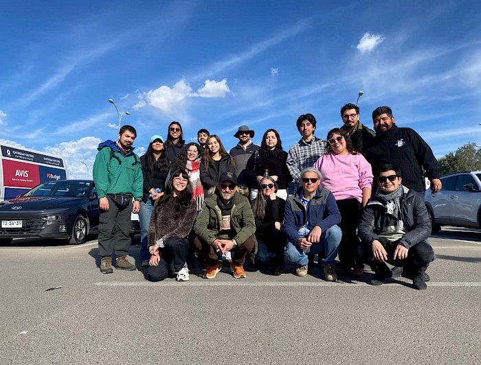 Grupo de nueve estudiantes, cinco profesores y tres integrantes de la Pastoral UC