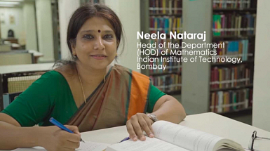 Neela Nataraj, directora del departamento de Matemáticas del Instituto Indio de Tecnología de Bombay (IIT Bombay), mirando a la cámara, con dos cuadernos abiertos frente a ella.