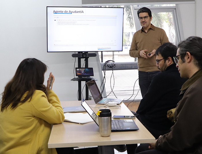 Profesores participando en la capacitación de AyudantIA.