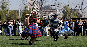 pareja baila cueca vestida con trajes típicos