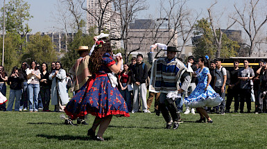 pareja baila cueca vestida con trajes típicos