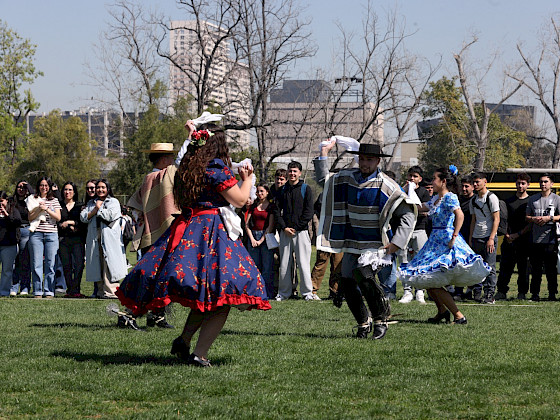 pareja baila cueca vestida con trajes típicos