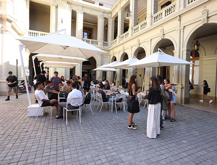 Estudiantes en patio de Casa Central.
