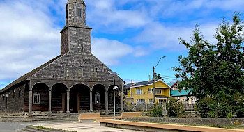 Iglesia chilota frente a una plaza