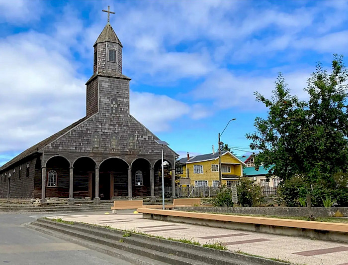 Iglesia chilota frente a una plaza