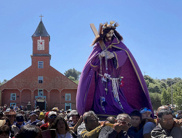 Procesión con figura de Cristo frente a la Iglesia de Caguach
