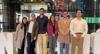 Estudiantes UC ganadores del concurso FONDEF VIU 2025 junto a la vicerrectora de Investigación y Postgrado María Angélica Fellenberg.