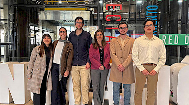 Estudiantes UC ganadores del concurso FONDEF VIU 2025 junto a la vicerrectora de Investigación y Postgrado María Angélica Fellenberg.