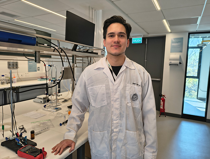 Pedro Pablo Jofré en laboratorio.