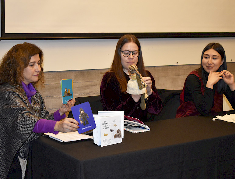 María Cecilia Rivannedeira, Magdalena Schroeder y Gabriela Sandoval muestran libro desplegable y muñeco tejido