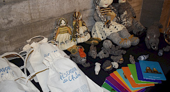 Sets literarios del libro El pescador de Chiloé y muñecos tejidos de lana