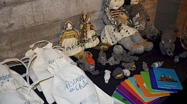 Sets literarios del libro El pescador de Chiloé y muñecos tejidos de lana