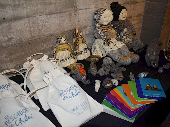 Sets literarios del libro El pescador de Chiloé y muñecos tejidos de lana