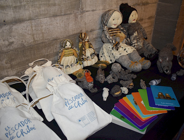 Sets literarios del libro El pescador de Chiloé y muñecos tejidos de lana