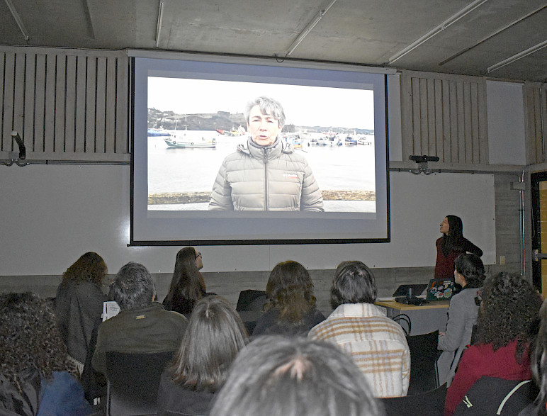 Público mira video de saludo de artesana de Dalcahue  