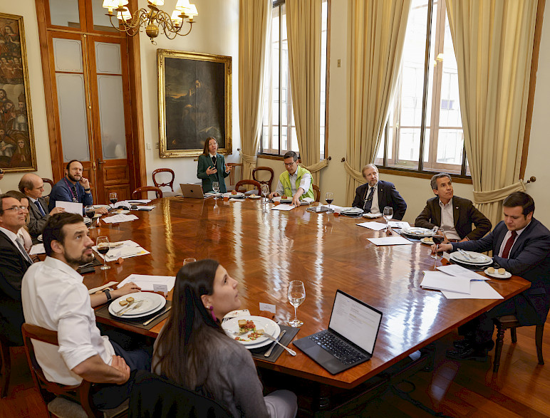 Mesa con el rector, autoridades UC y alcaldes 