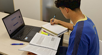 estudiantes en sala de clases