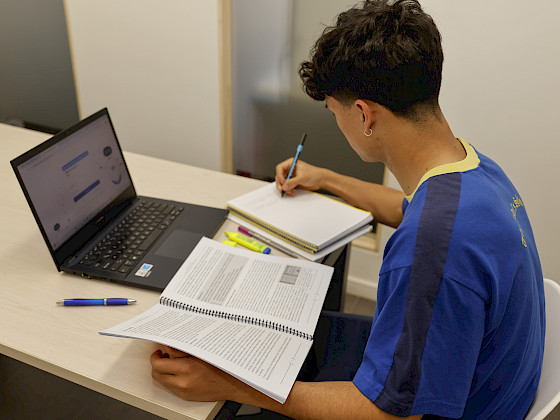 estudiantes en sala de clases