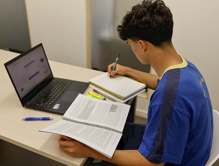 estudiantes en sala de clases