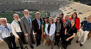 grupo de asistentes de la Conferencia en el estadio de la Universidad de Notre Dame