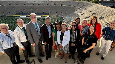 grupo de asistentes de la Conferencia en el estadio de la Universidad de Notre Dame